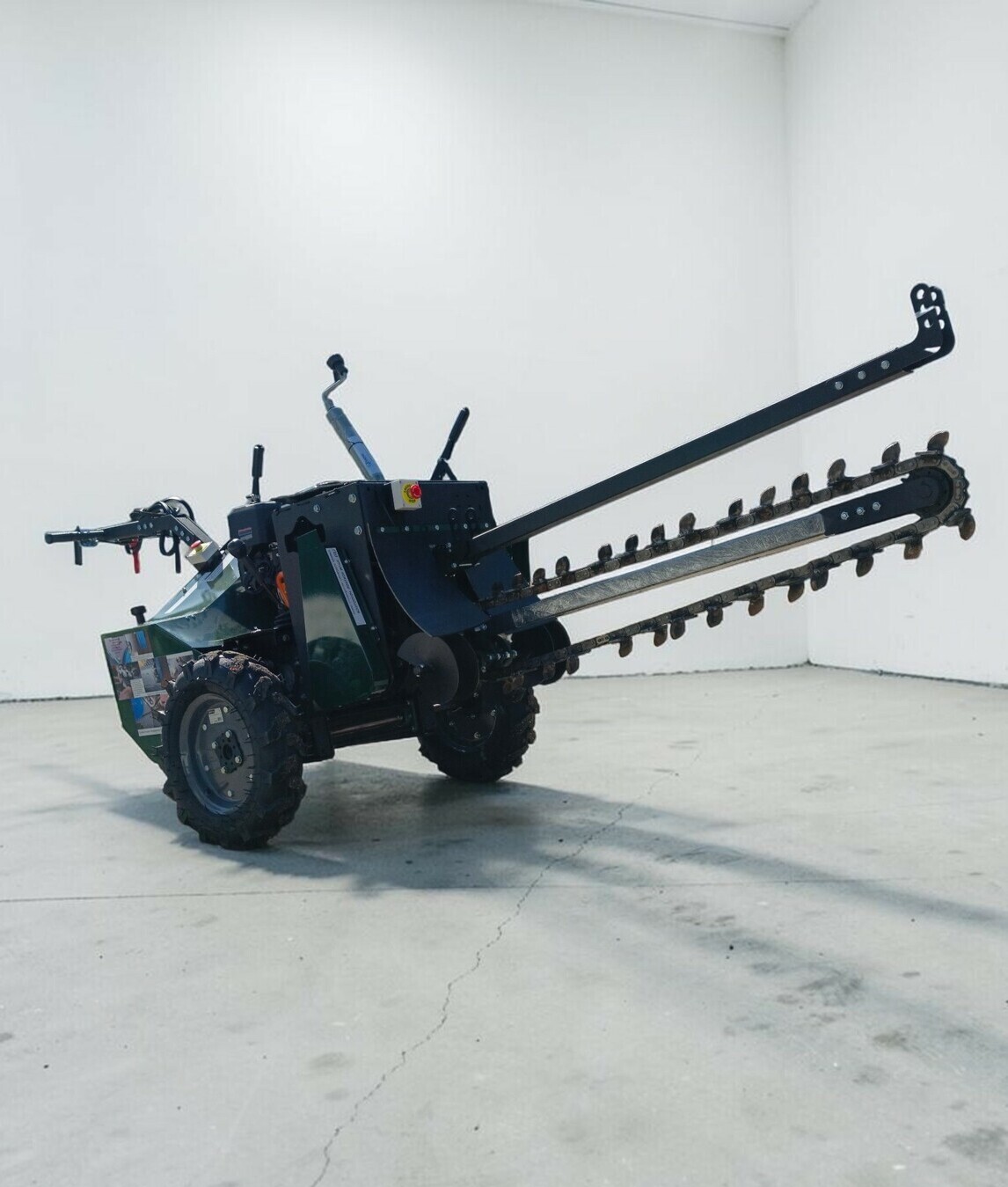 Траншеекопатель #4
- Мощность двигателя 20 лошадиных сил
-Шесть передач в транспортном режиме, пять передач в режиме разработки траншеи
-Наибольшая глубина <span style="font-weight: bold;">1.200 </span>миллиметров, ширина траншеи 8 сантиметров (опционально 12 или 18 сантиметров, при увеличении ширины траншеи, глубина траншеи может уменьшаться)
- цепь оснащена твердосплавными резцами РП-3 -<span style="font-weight: bold;">Стоимость 690000 рублей
					</span>