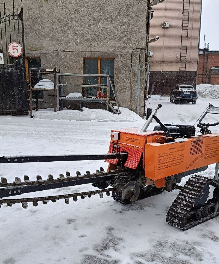 Траншеекопатель #1
-Мощность двигателя 17 лошадиных сил
-Три передачи в транспортном режиме, две передачи в режиме разработки траншеи
-Наибольшая глубина <span style="font-weight: bold;">1.200</span> миллиметров, ширина траншеи 8 сантиметров <span style="font-weight: bold;">Бывший в употреблении</span> -<span style="font-weight: bold;">Стоимость на гусеницах 450000 рублей.
					</span>