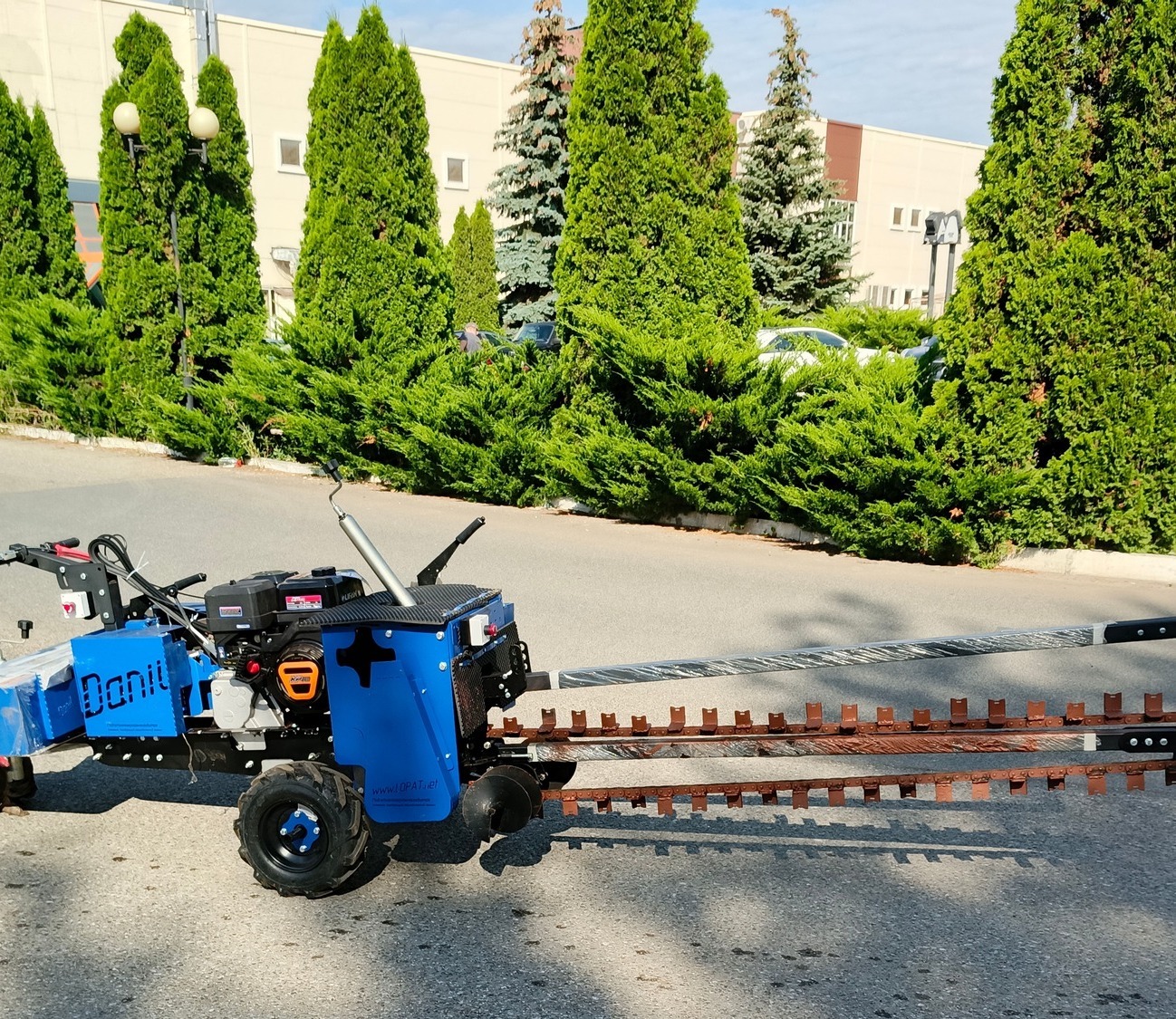 Траншеекопатель # 8 -Мощность двигателя 20 лошадиных сил
-Три передачи в транспортном режиме, две передачи в режиме разработки траншеи
-Наибольшая глубина <span style="font-weight: bold;">1.800</span> миллиметров, ширина траншеи 8 сантиметров (опционально 12 или 18 сантиметров, при увеличении ширины траншеи, глубина траншеи может уменьшаться)
-<span style="font-weight: bold;">Стоимость 740000 рублей.
</span>